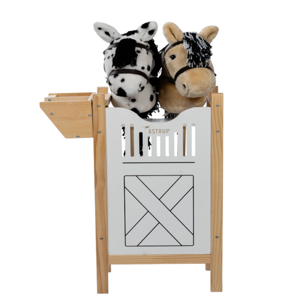 Stabiler und liebevoll gestalteter Hobby Horse Stall aus Holz für ein Hobby Horse. Ideal zum Abstellen, Aufbewahren und Präsentieren deines Steckenpferdes. Aus Sperrholz, MDF und Kiefernholz. Maße: 32,5 x 24,5 x 65,6 cm.