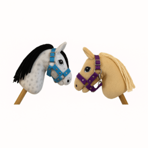 Foto zeigt zwei Mini-Hobby Horses mit dem Halfter in Größe XS