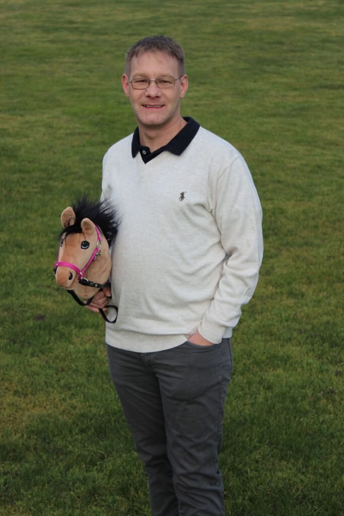 Foto zeigt Andreas Karasek mit seinem Hobby Horse auf dem Sportplatz