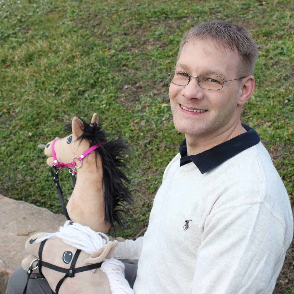 Mehr über den Artikel erfahren Patchworkpapa Andi – Vom Papa mit Pony zur Stimme des Hobby Horsing