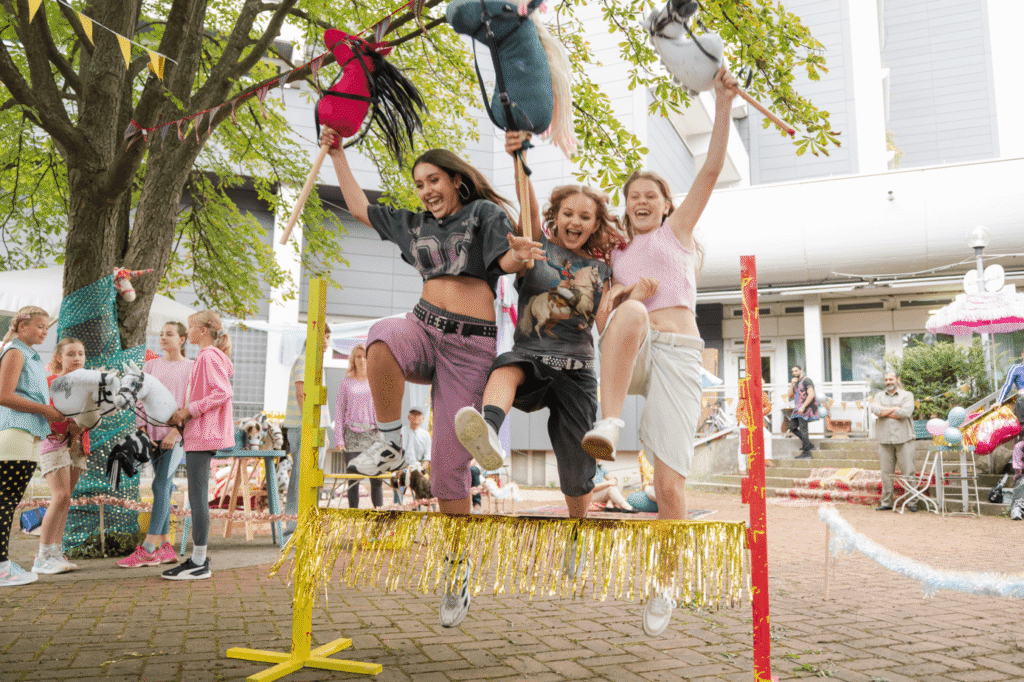 Beitragsbild zu News Hobby Horsing Film 2026 - Pferd am Stiel