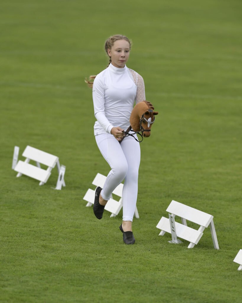 Hobby Horserin bei einer Dressur-Prüfung