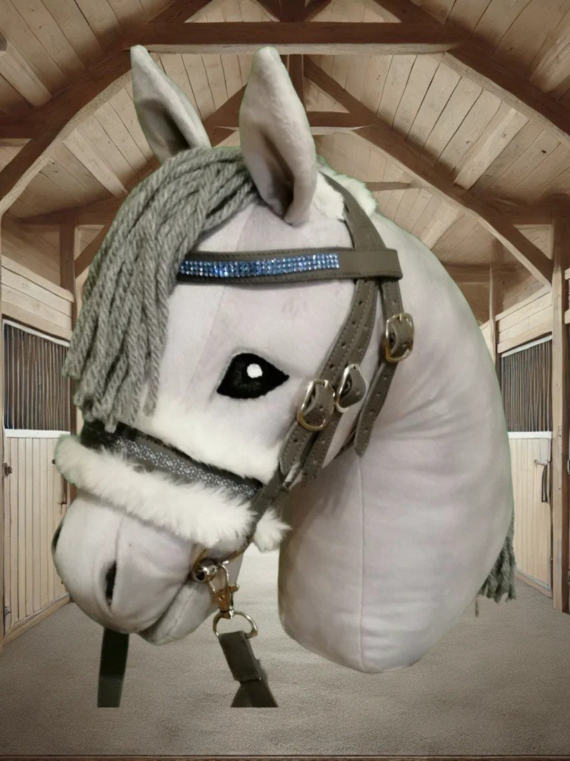 Bestickte Hobby Horse Trense aus Kunstleder in Größe M. Wahlweise Hellblau-Weiß mit Silber